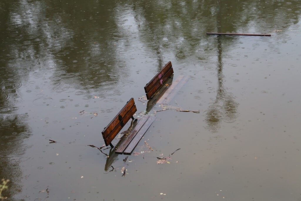 Σπάνε τα αναχώματα για να αποσυμφορηθεί ο Πηνειός